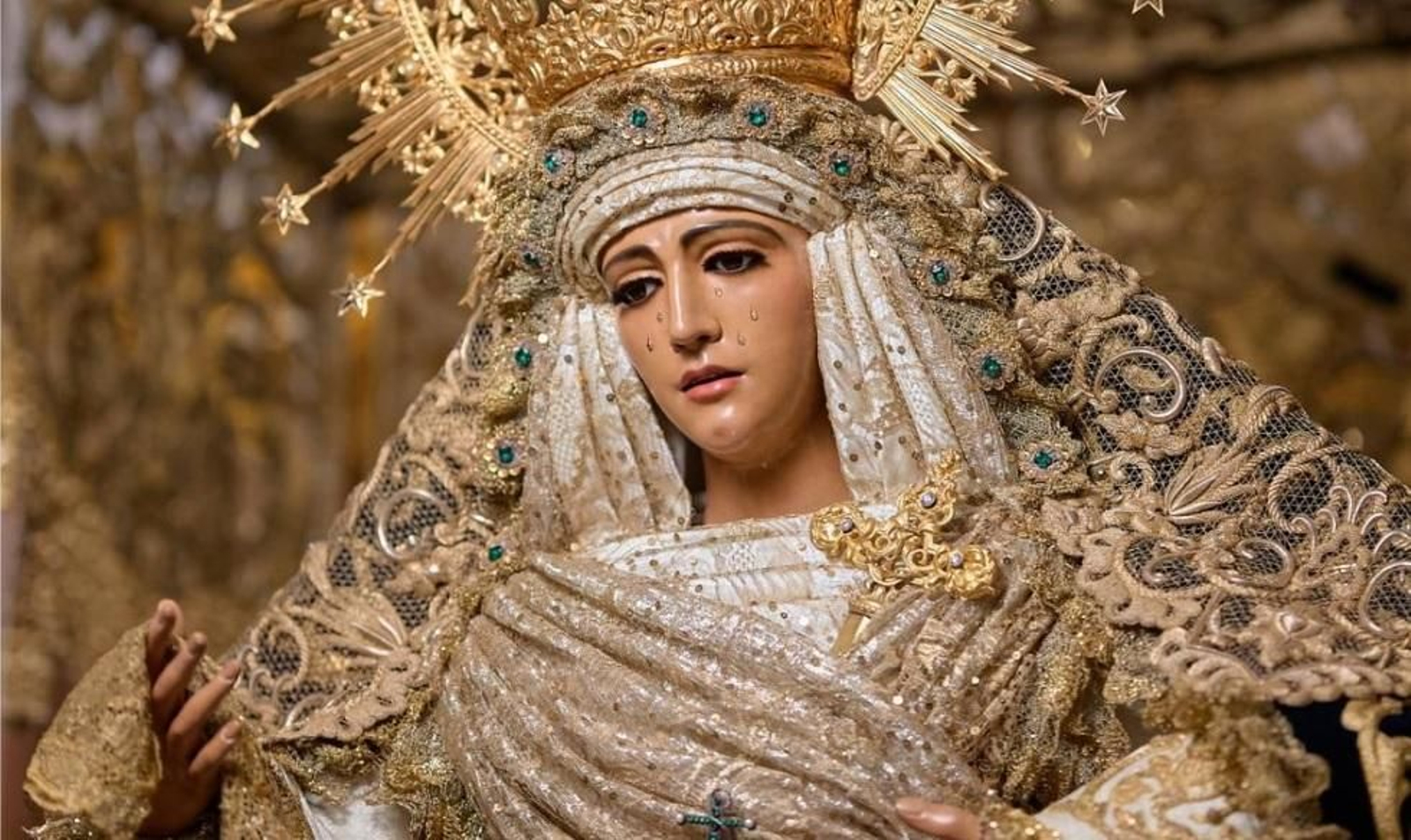 La dolorosa, radiante en su palio para el traslado del día 7 de diciembre