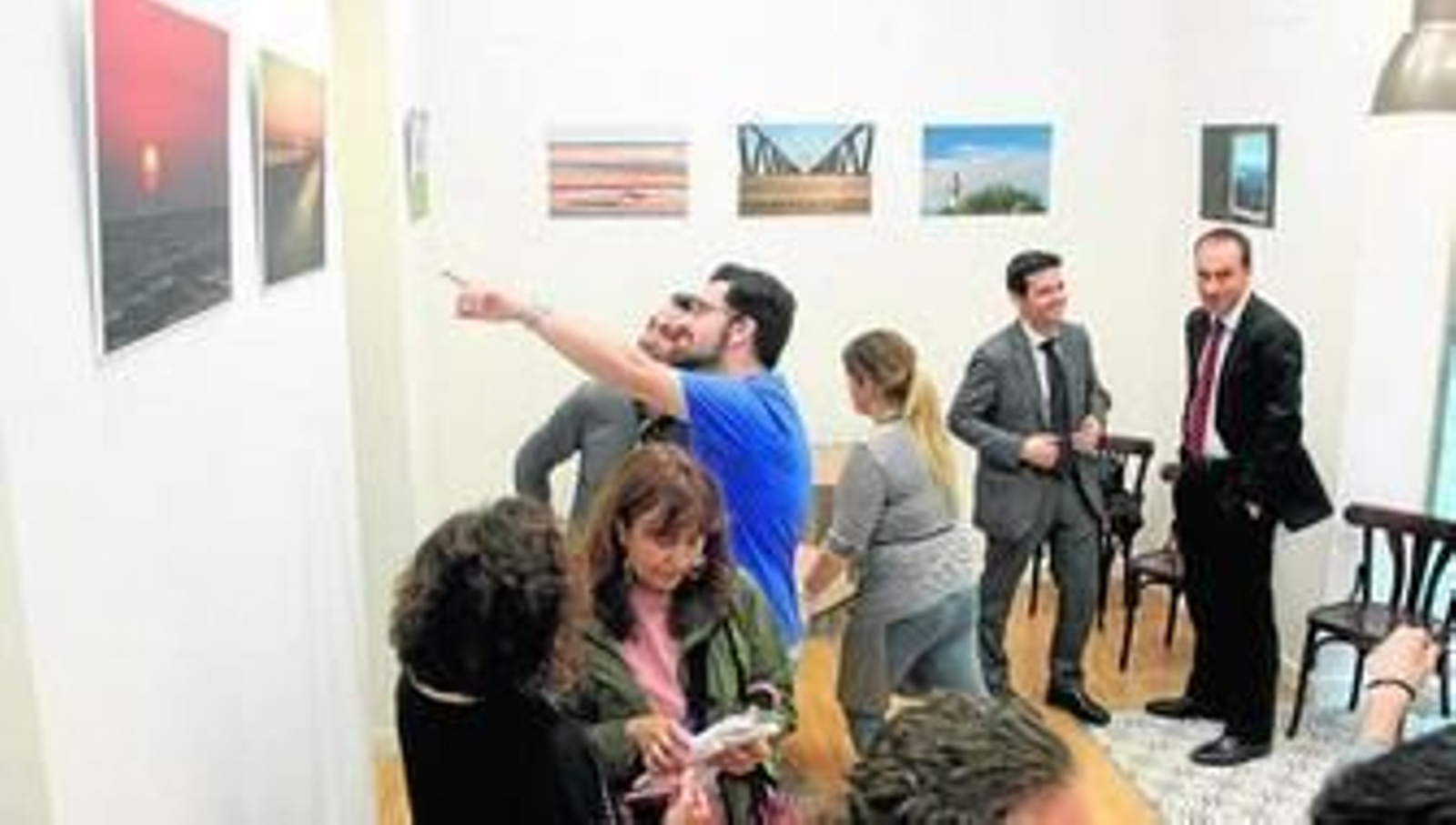 1. Espacio del establecimiento hostelero donde se expone la colección fotográfica de Carmen Torres. 2. La fotógrafa, ante algunas de las instantáneas de la muestra. 3. Una fotografía de Alájar  que forma parte de la exposición. 4. José Ángel Gómez, promotor del proyecto Cienciaterapia.