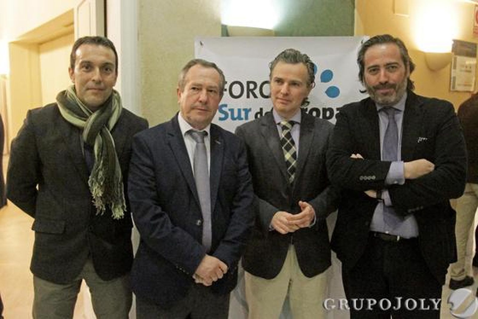 El presidente de la Asociación de Grandes Industrias del Campo de Gibraltar (AGI), Manuel Doblado, posa junto al director de la factoría de Acerinox Europa, Antonio Moreno;el director general de APM Terminals West Med, Javier Lancha (conferenciante anoche en el Foro Sur de Europa); y el director del diario Europa Sur, Alberto Grimaldi. 

Foto: Erasmo Fenoy