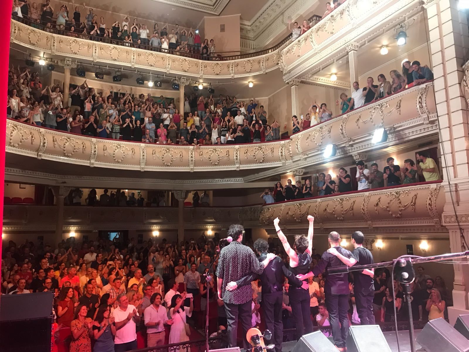 Coque Malla y sus músicos despiden al público onubense en el Gran Teatro tras su concierto del 30 de agosto.