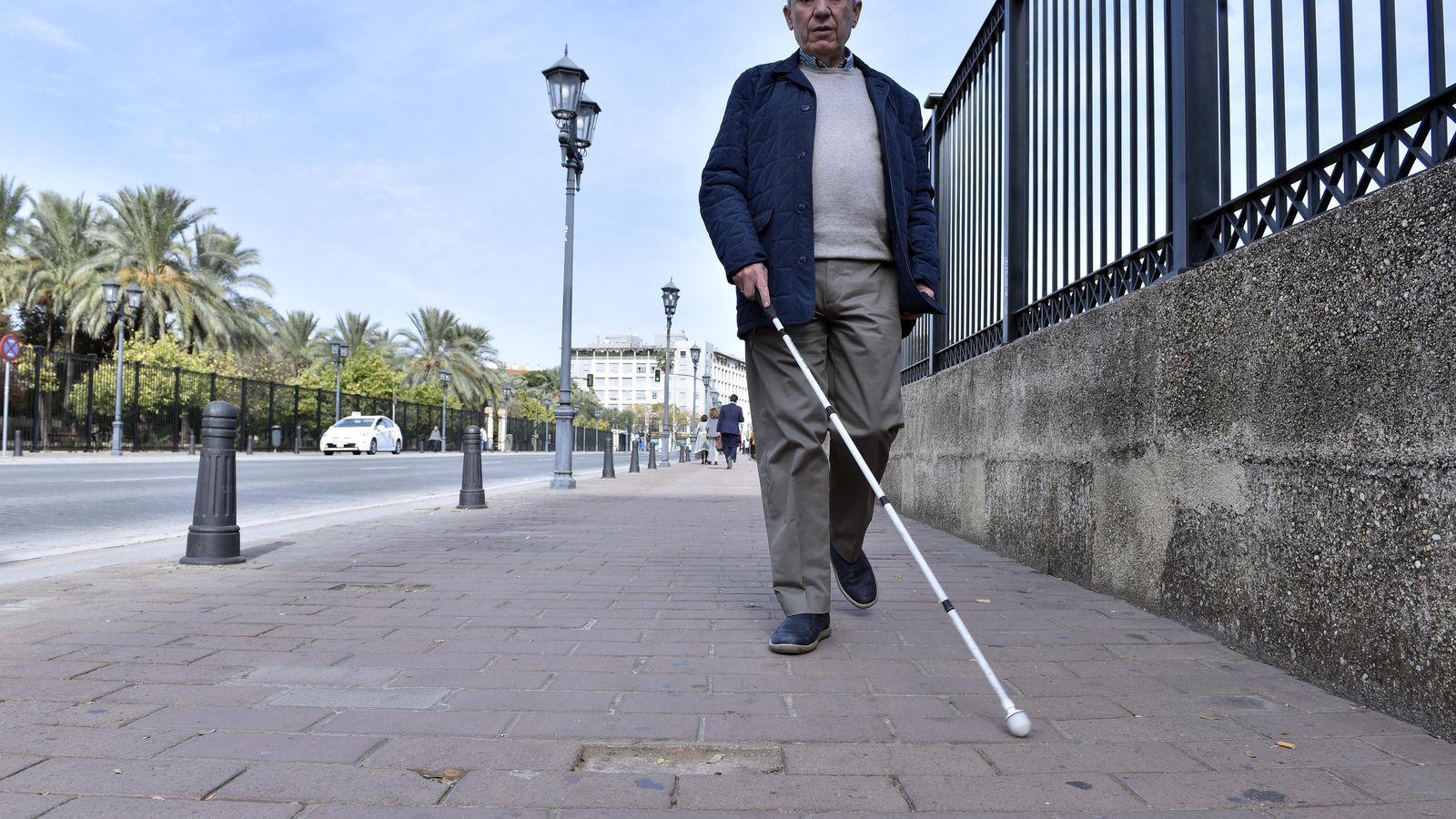 Un ejemplo de falta de losetas en la Avenida de la Buharia