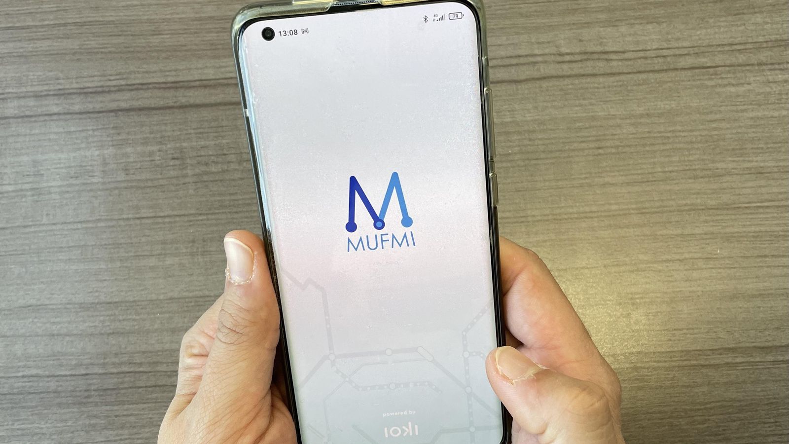 Un usuario abre la aplicación de MUFMI