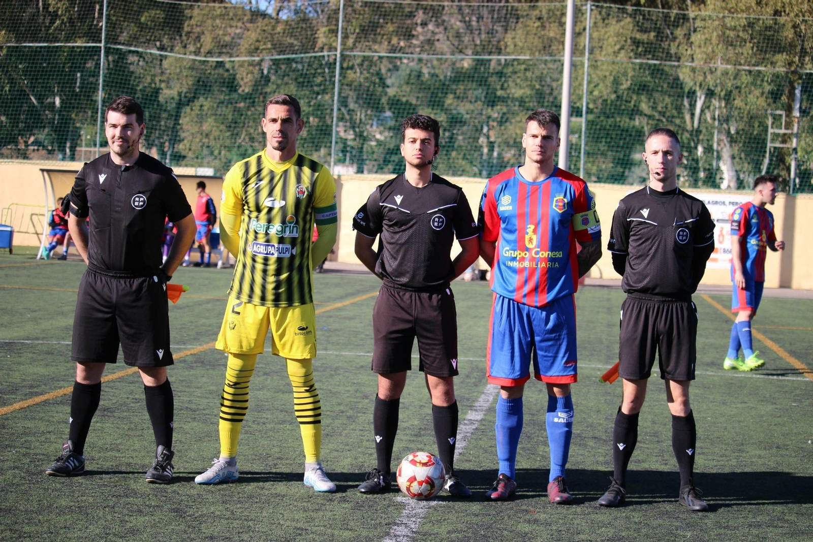 Los capitanes de ambos equipos, antes del inicio de las hostilidades.