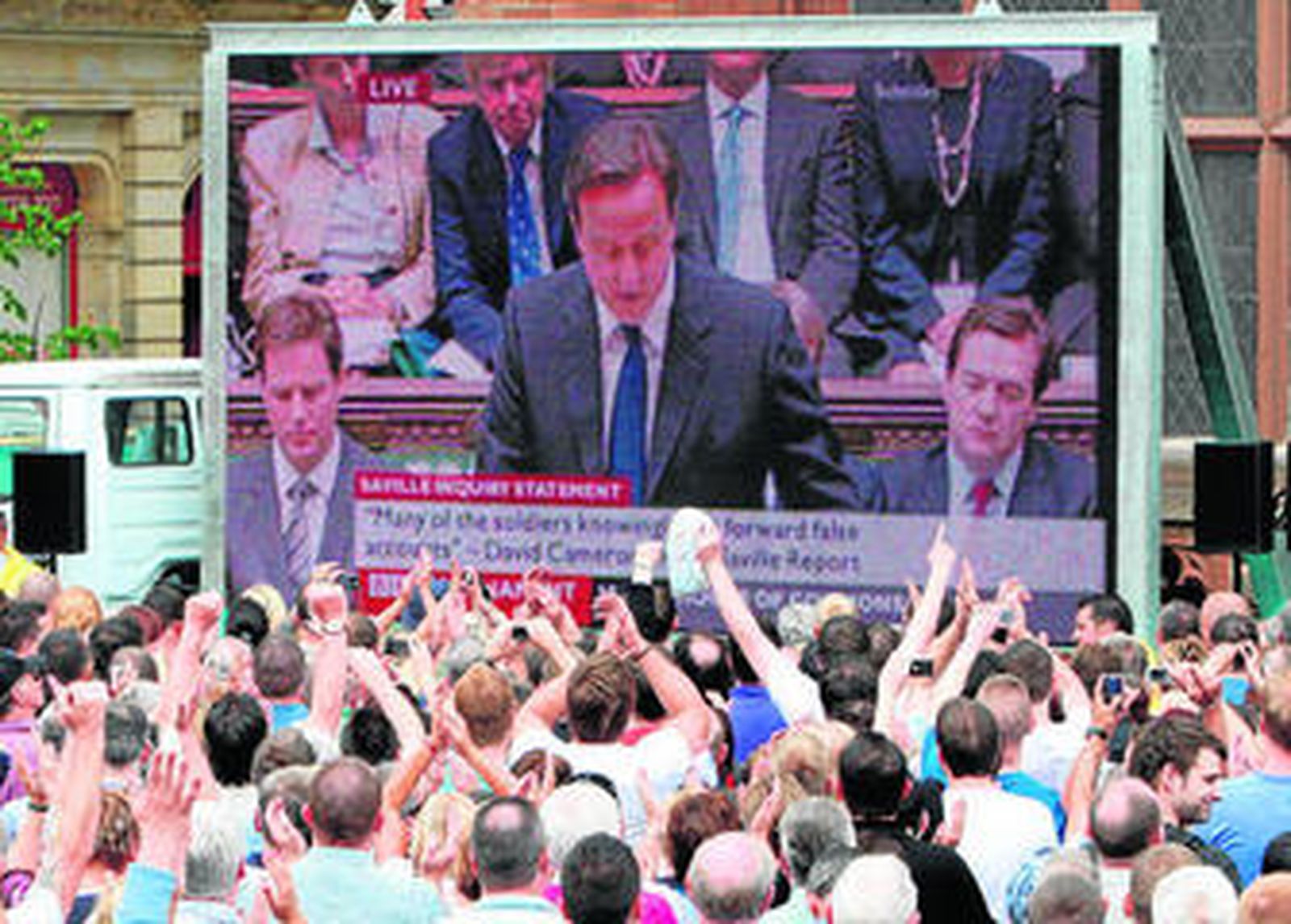La gente aplaude al primer ministro Cameron, en una pantalla instalada en una plaza de Londonderry.