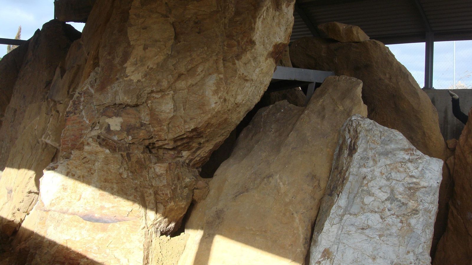 El dolmen está compuesto por 12 ortostatos de 3 metros de altura