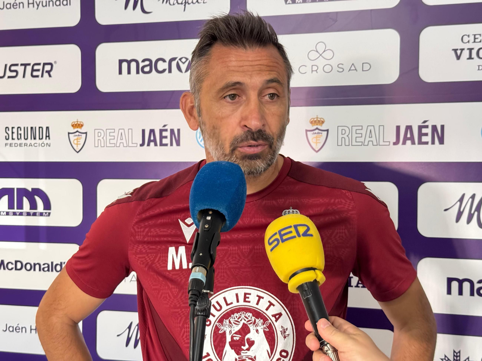 Manolo Herrero atiende a los medios de comunicación.