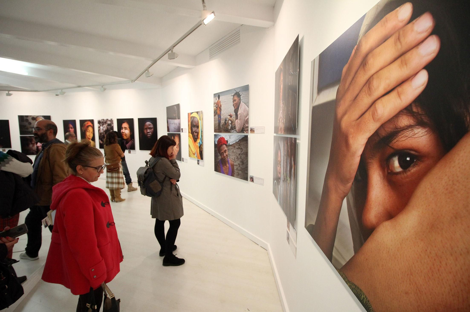 Latitudes. Exposición de Francisco Magallón "Mujer: Todos Somos Una", en imágenes