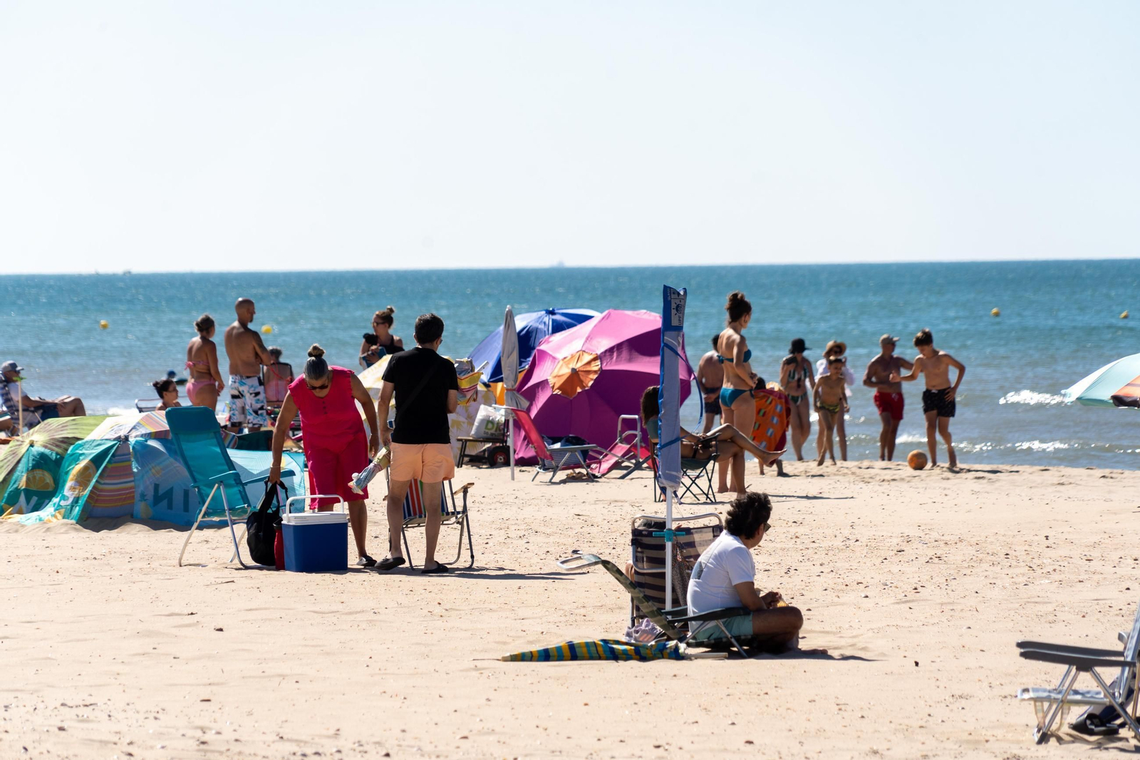 La Playa de la Bota este domingo, soleada, viva&nbsp;y&nbsp;con&nbsp;brisa
