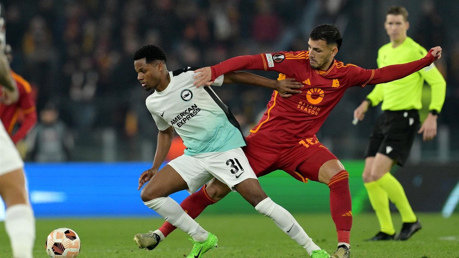 Ansu Fati trata de marcharse de Leandro Paredes en un encuentro de Europa League, entre la Roma y el Brighton