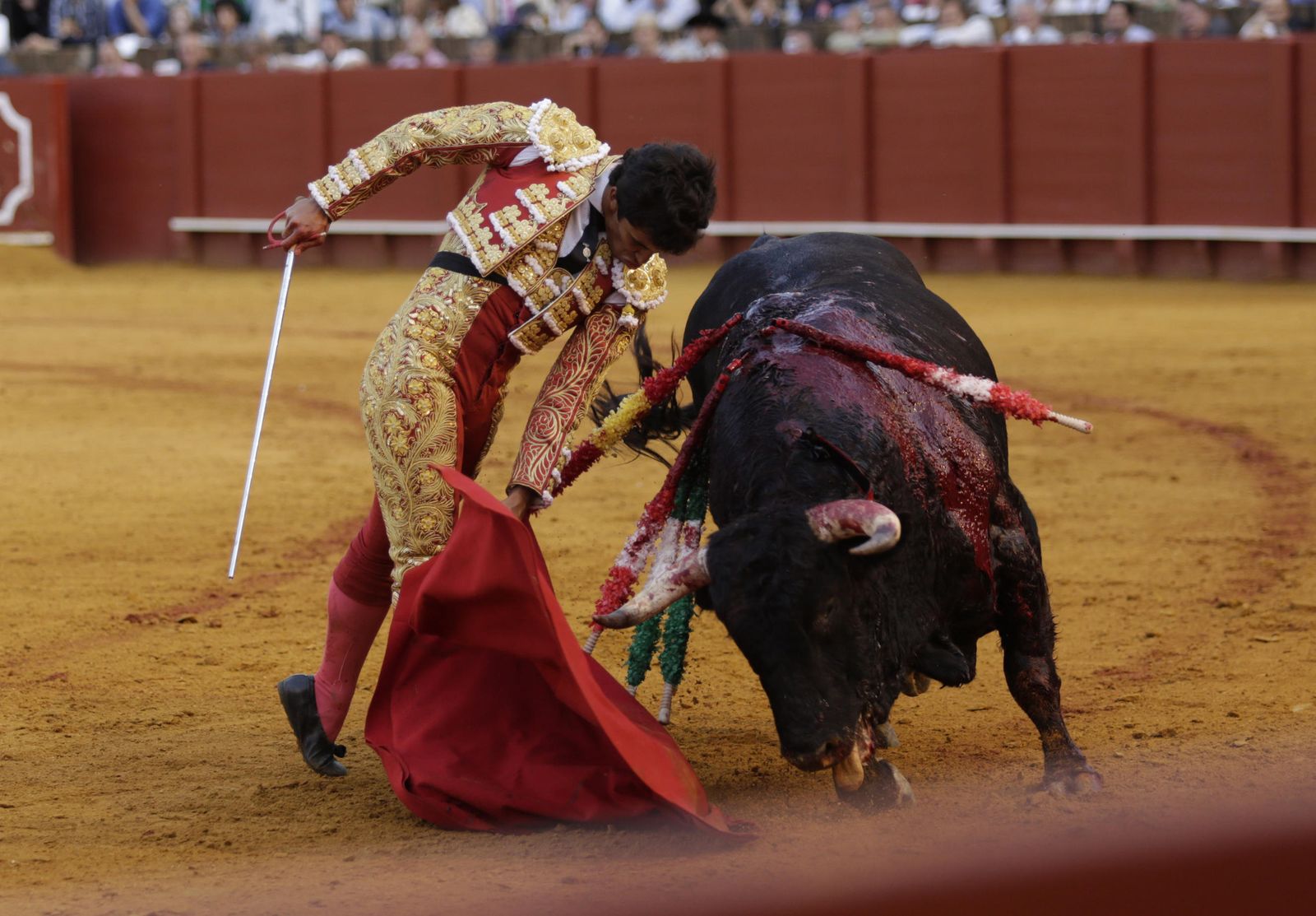 Leo Valadez, en la faena con el quinto novillo.