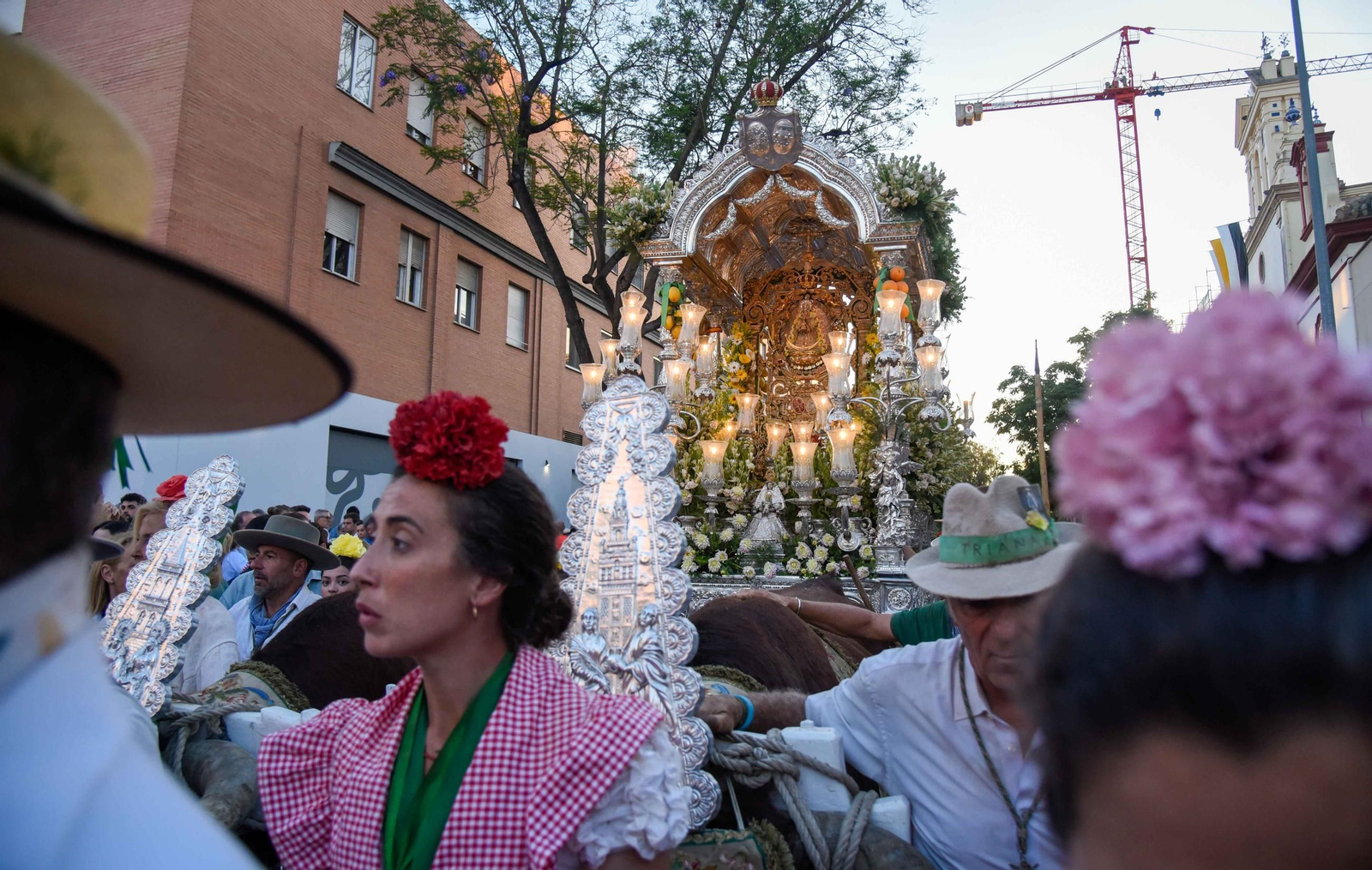 Llegada de la Hermandad del Rocío de Triana 2025 a Sevilla