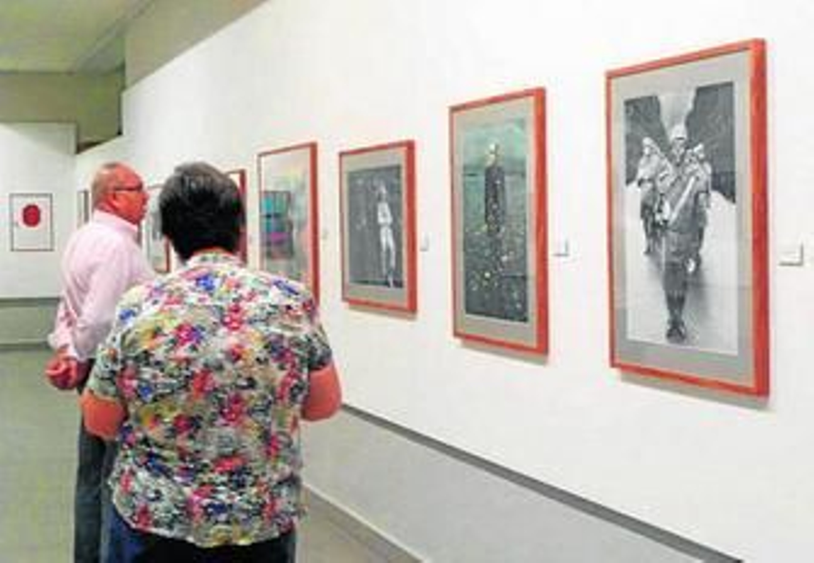 Dos visitantes miran las fotografías de una de las exposiciones.
