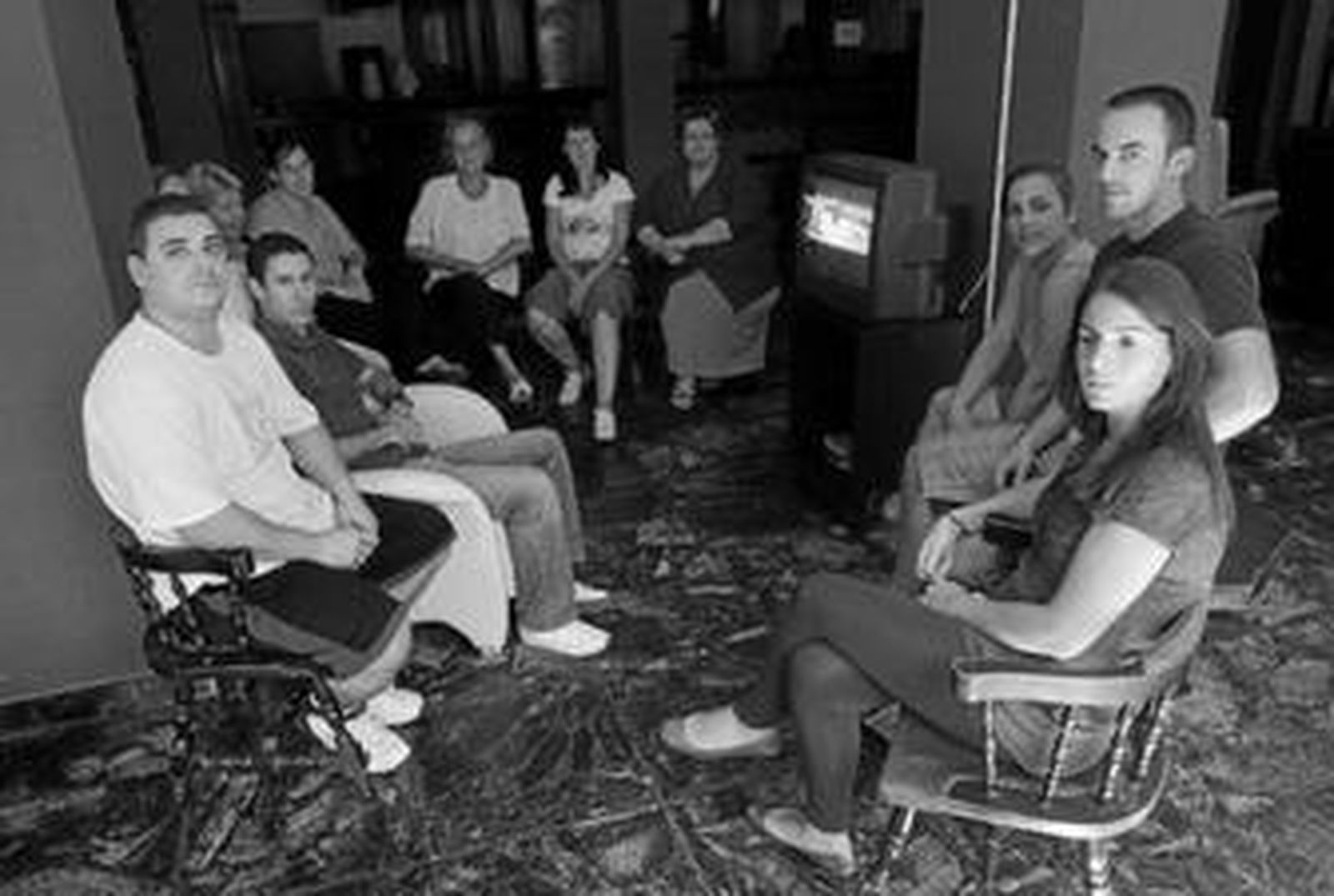 Los empleados, ayer, de brazos cruzados en el interior de la residencia ubicada en Torremolinos.