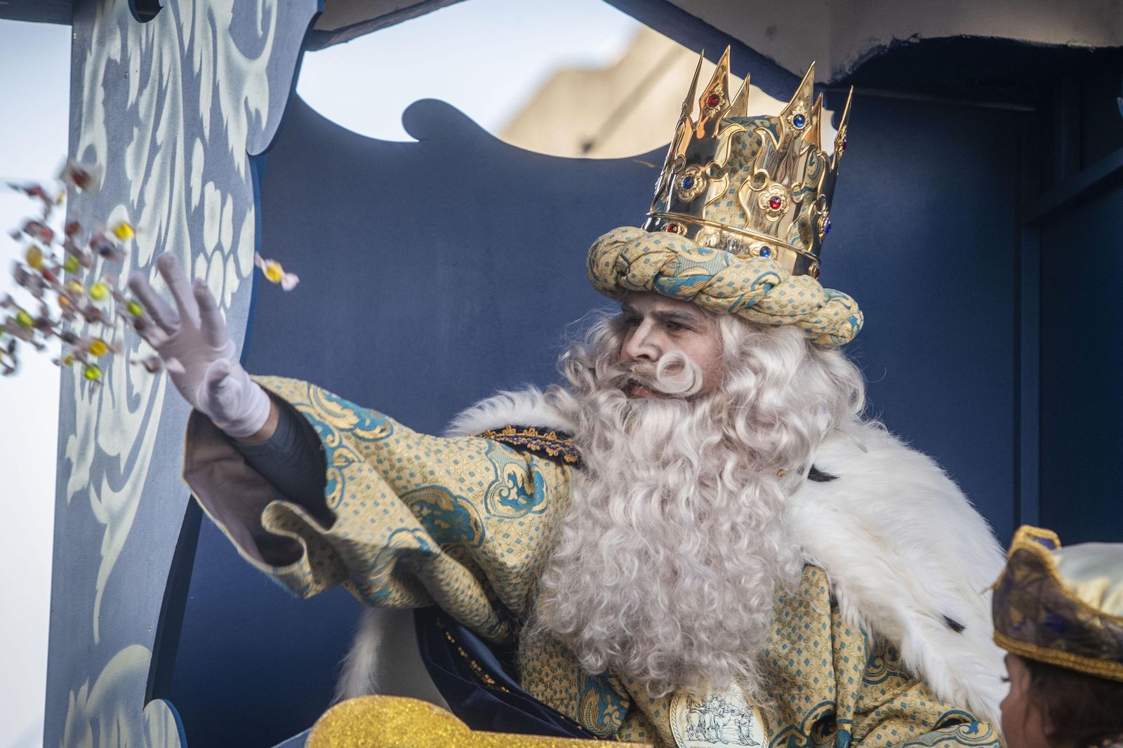 Cabalgata de 2019. Melchor (Ignacio Padial) arrojando caramelos