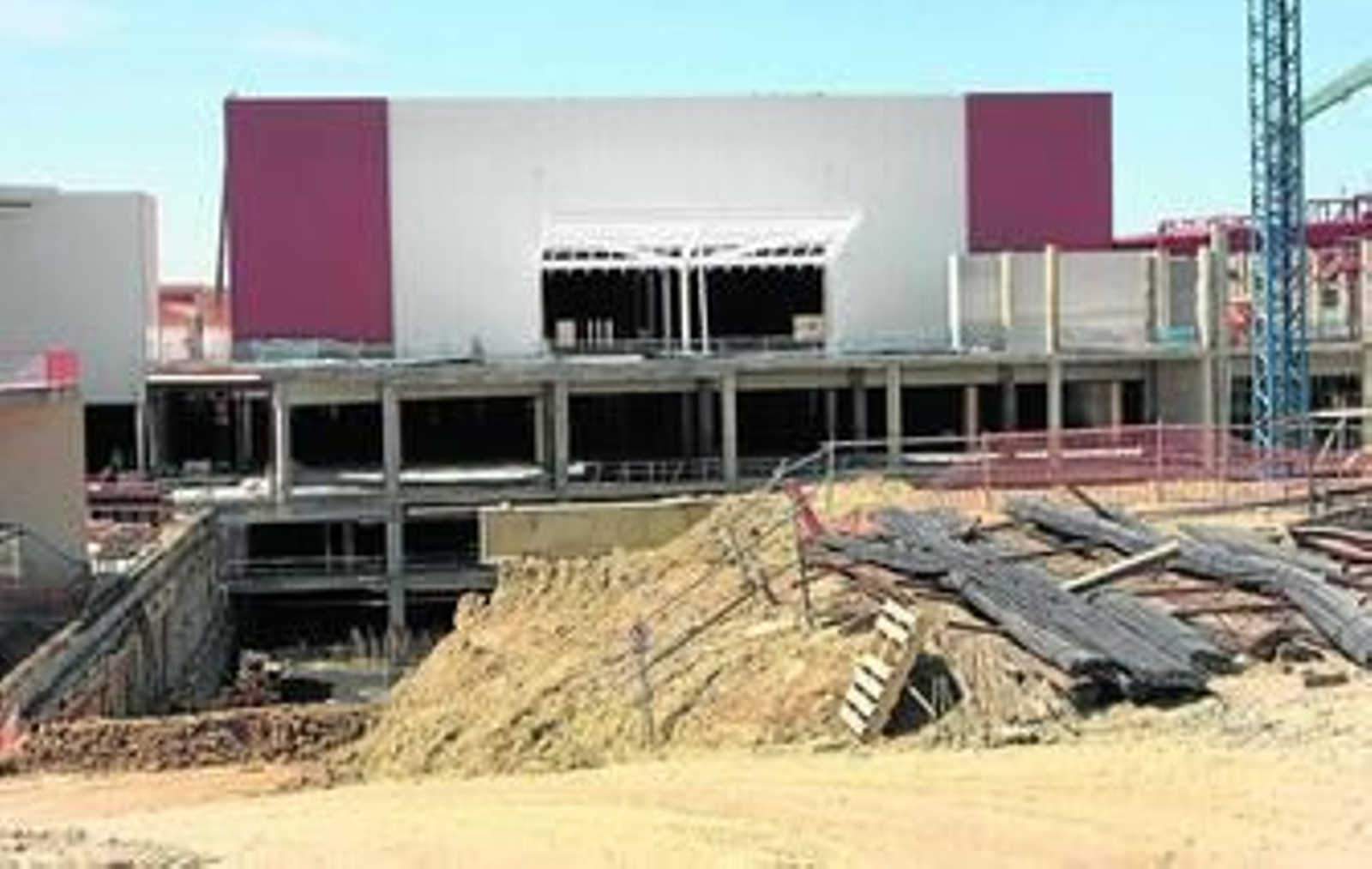 Obras de construcción de Holea y el multicines de Artesiete en la Ronda Exterior de la capital.