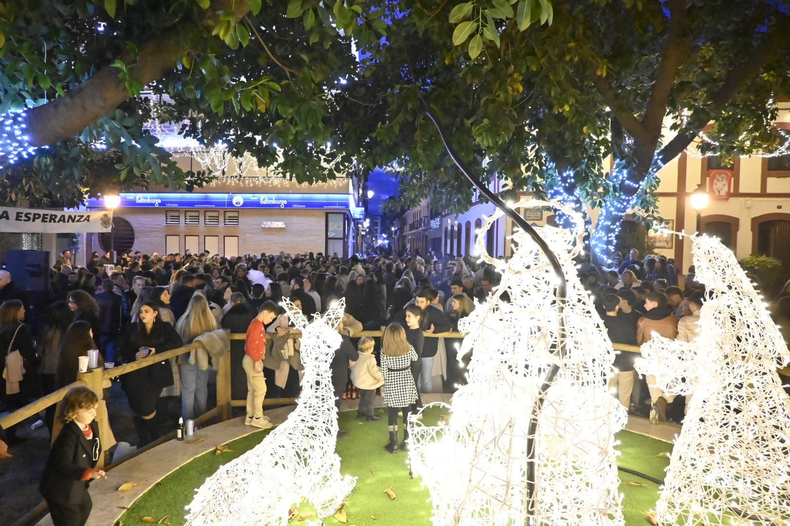 Las imágenes de la Zambomba de la Hermandad de la Esperanza en la Plaza Niña