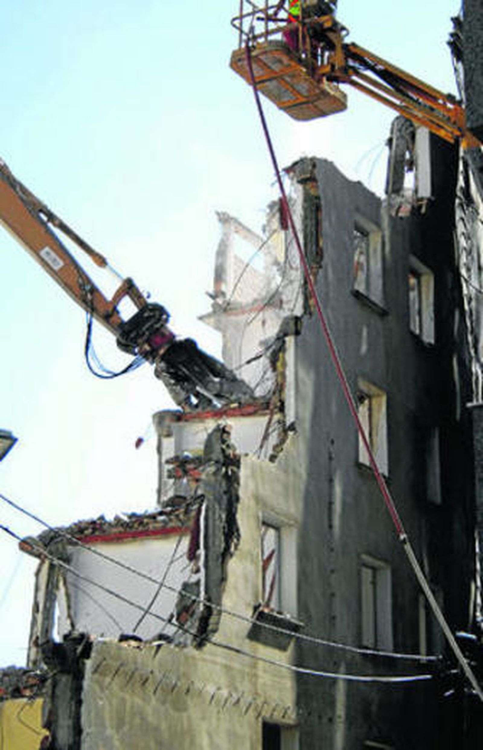 1. El derribo del cuartel de la Guardia Civil comenzó a finales del pasado mes de septiembre y está previsto que concluya a finales de octubre. En su lugar se van a construir viviendas después de que el Ayuntamiento se haya hecho con la propiedad de los terrenos. 2. Fachada del acuartelamiento el día de la entrega. 3. Entrega del pabellón a un sargento en las instalaciones del cuartel. 4. El coronel, acompañado por las autoridades civiles, visitan el cuartel. 5. Las fuerzas de la Guardia Civil aparecen formadas en el patio de las instalaciones. 6. Un momento de la bendición del edificio en el año 1958.