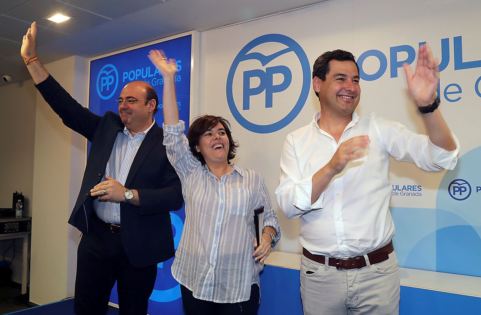La candidata a la presidencia del PP Soraya Sáenz de Santa María junto a Juanma Moreno en un acto reciente.