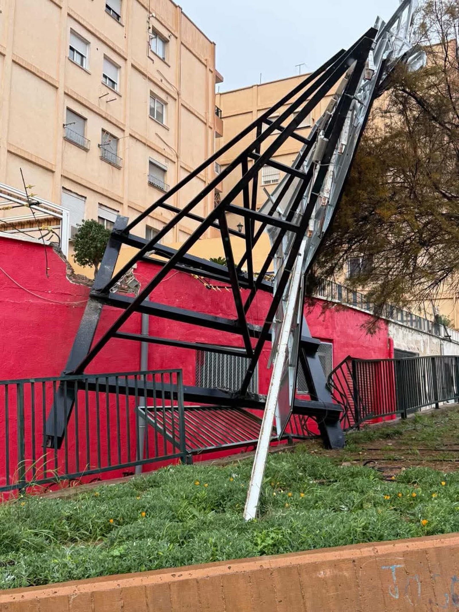 En imágenes: el temporal Kristin mantiene en vilo a toda la provincia de Almería