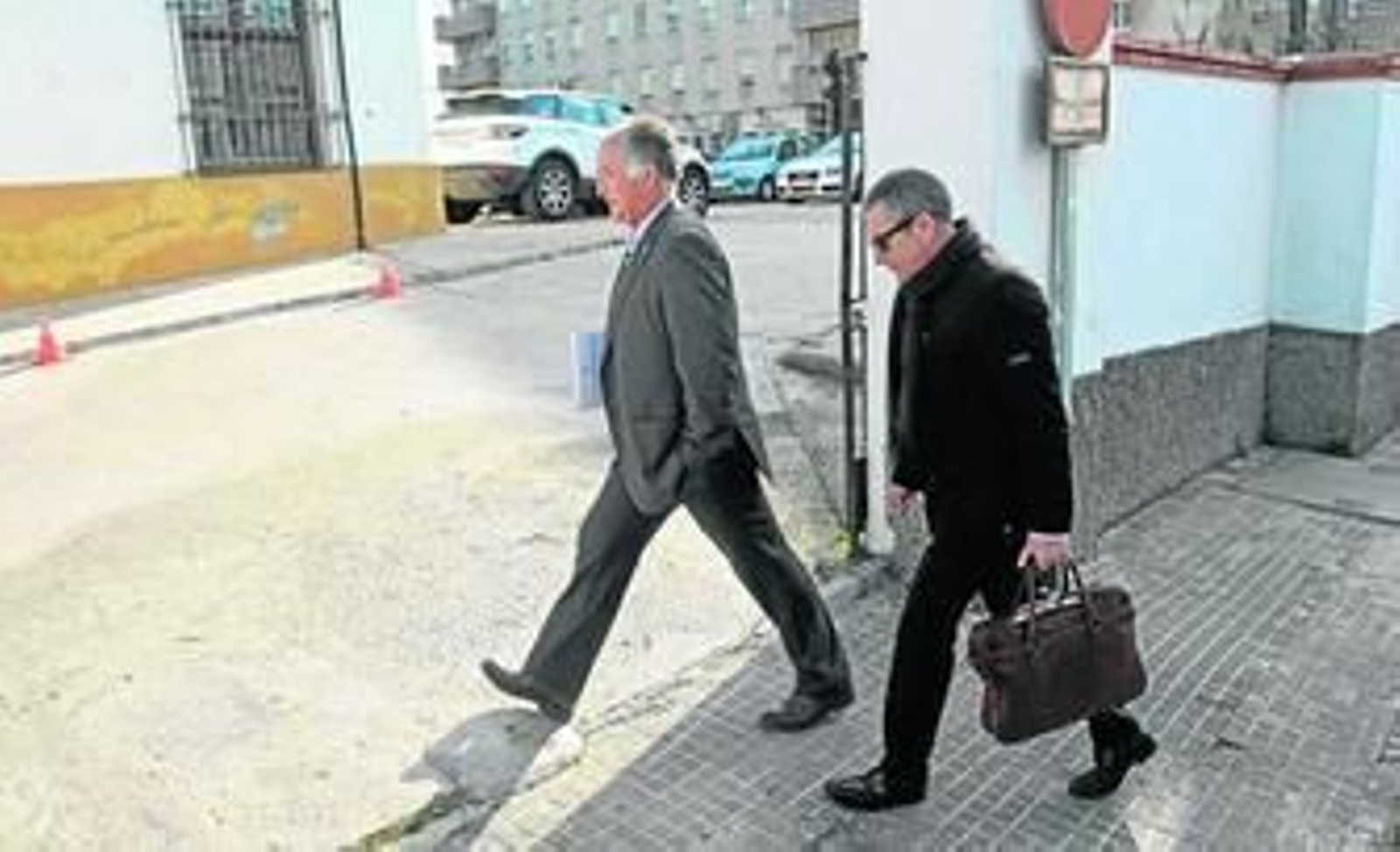Juan Andrés Gil, el pasado mes de febrero, dirigiéndose junto a su abogado al juzgado algecireño que ahora lo ha condenado.