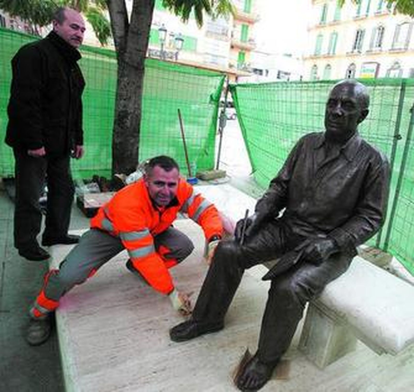 El Picasso de la Plaza de la Merced, que hoy verá la luz, en plena toma de posesión de su trono.