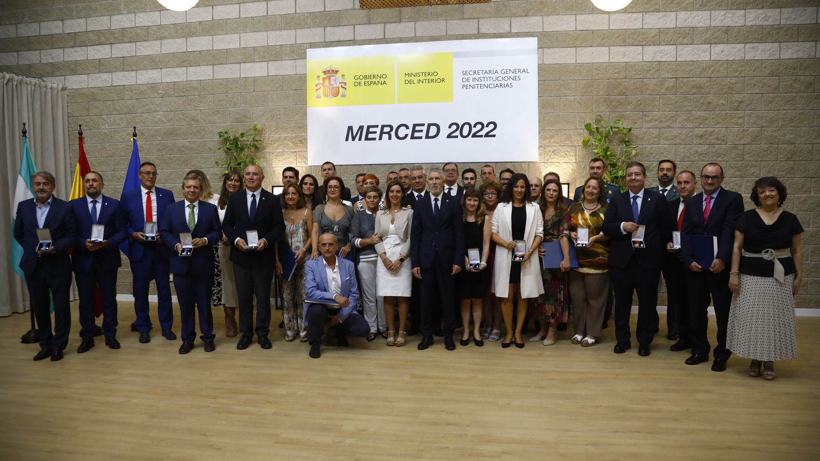 Foto de familia de los condecorados por la festividad de La Merced.