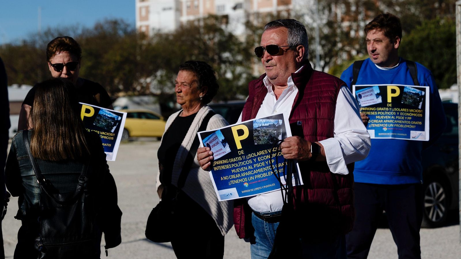 Varios de los vecinos, con carteles reivindicativos.