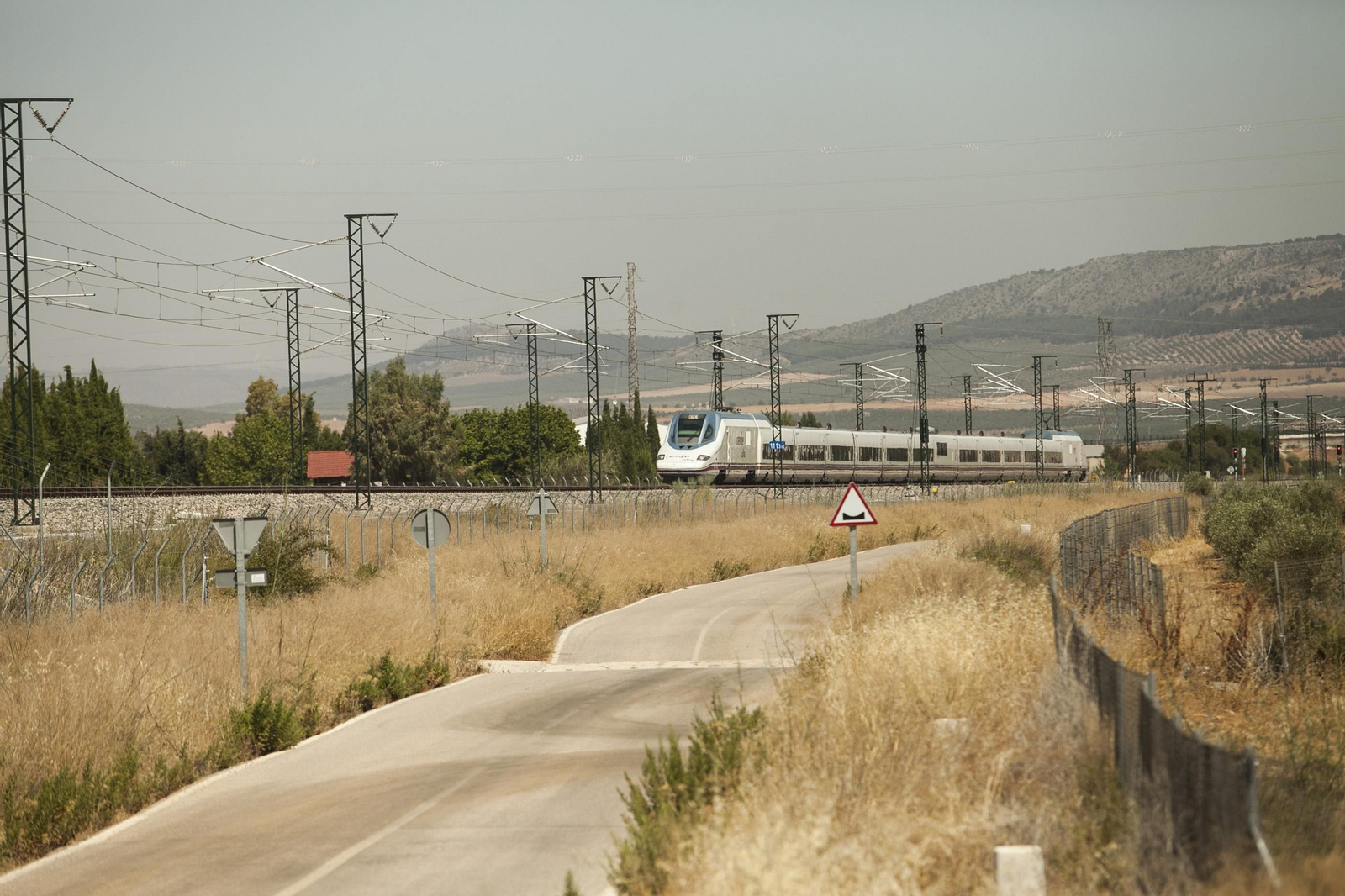 Tren circulando por la línea de alta velocidad Antequera-Granada