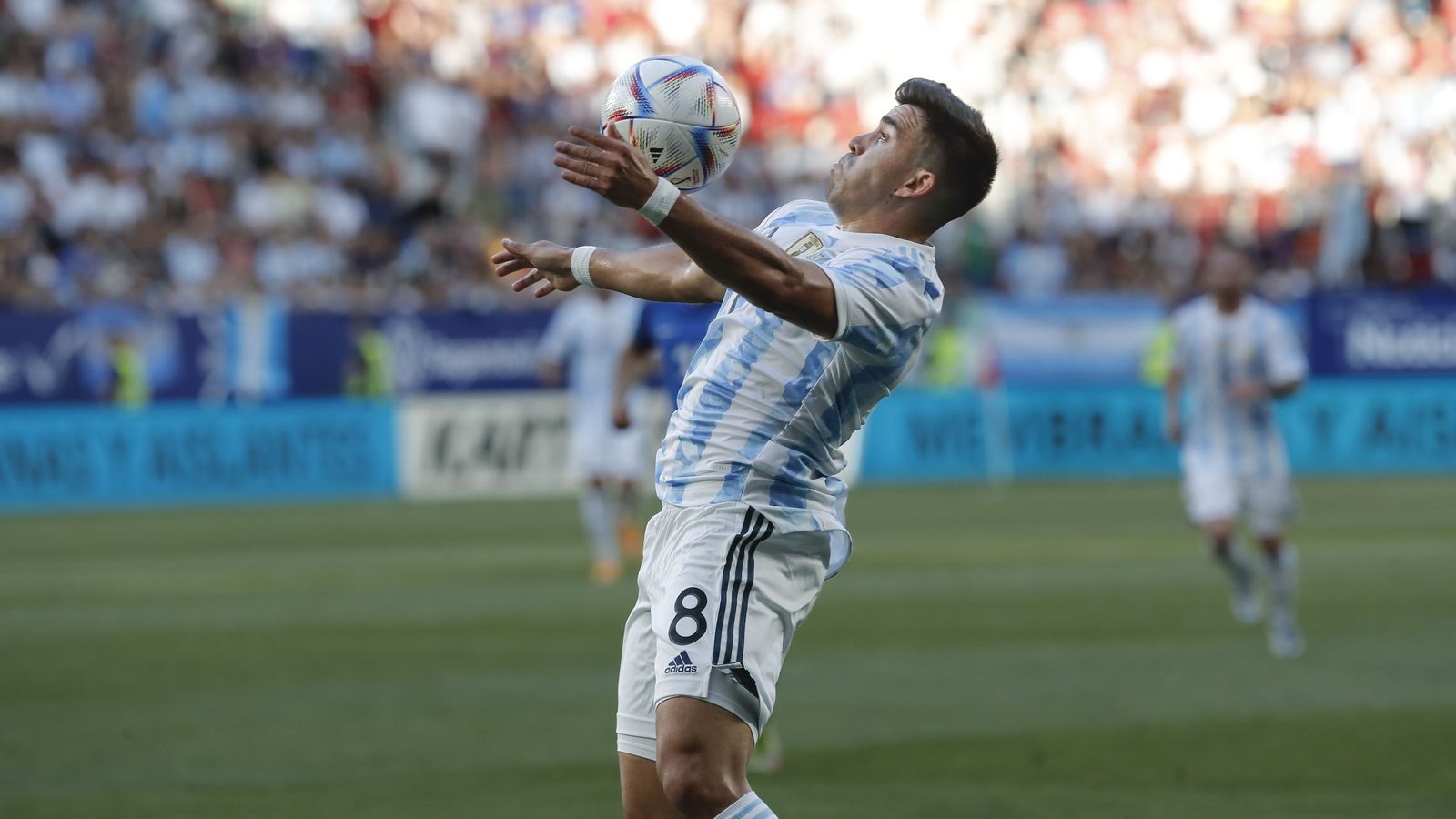 Acuña controla un balón con el pecho en El Sadar.