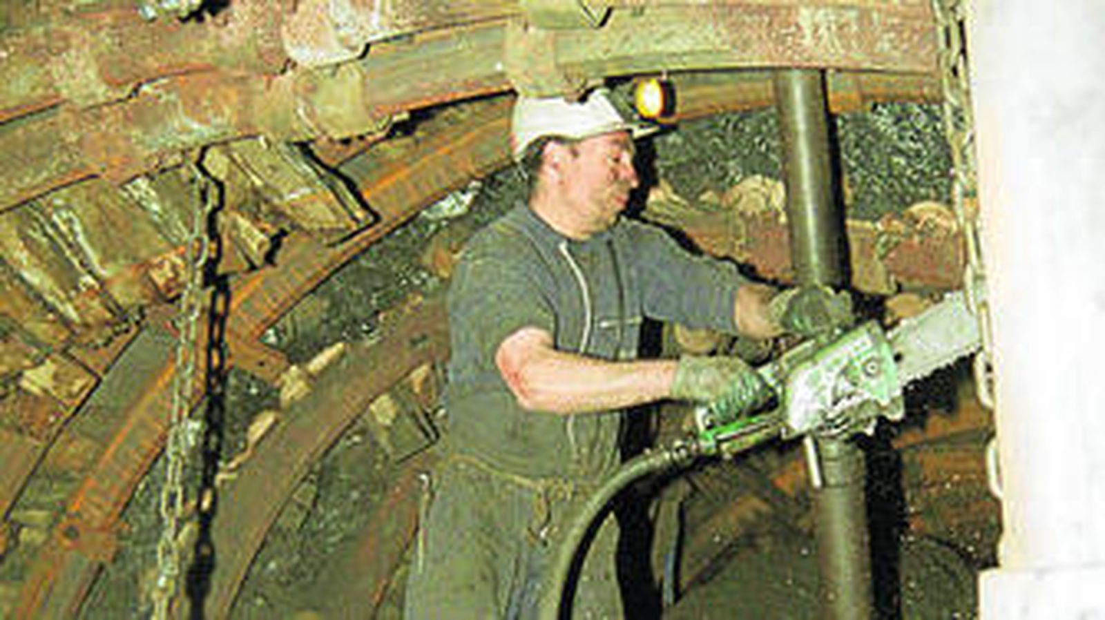 Un minero realiza trabajos en la mina Pozo María de Peñarroya-Pueblonuevo.