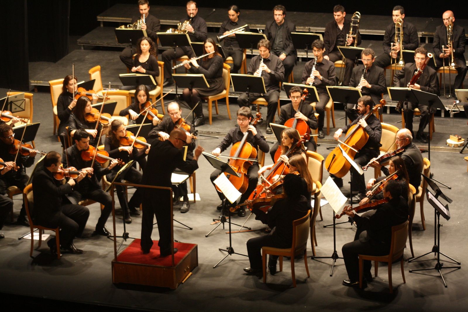 El director de José Luis López Aranda en uno de sus anteriores conciertos en el Gran Teatro Falla.
