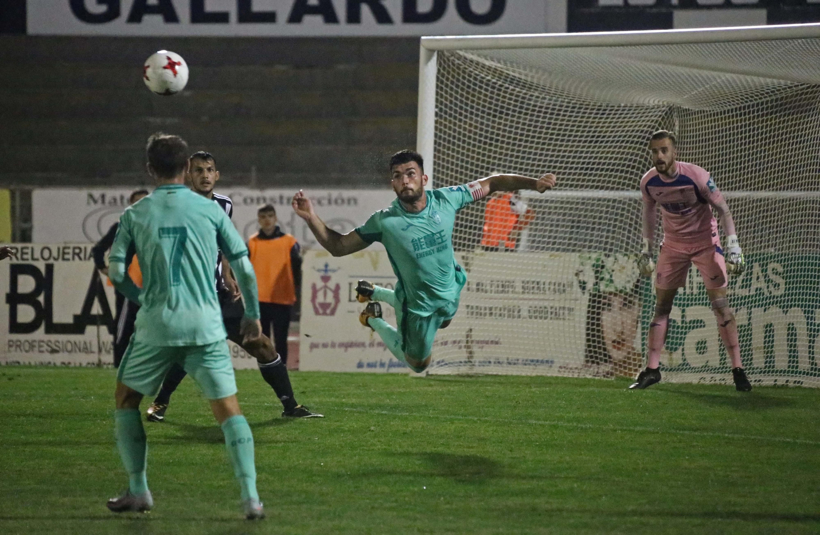 Aarón Escandell observa cómo su compañero Pablo Sánchez despeja un balón en el choque contra la Balona.