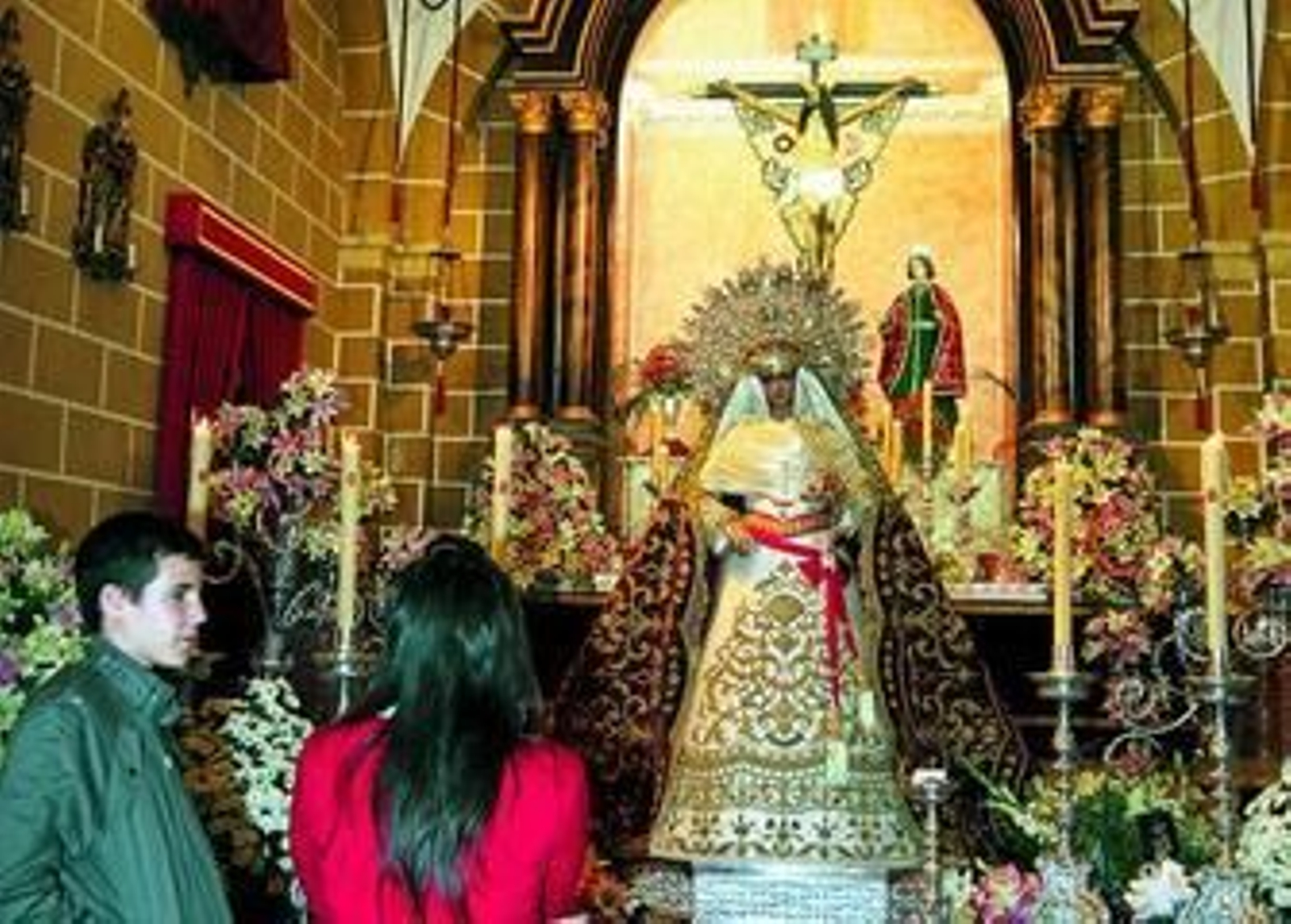Arriba, instante de la salida del Rosario en Santo Domingo. Abajo, el Valle de besamanos.