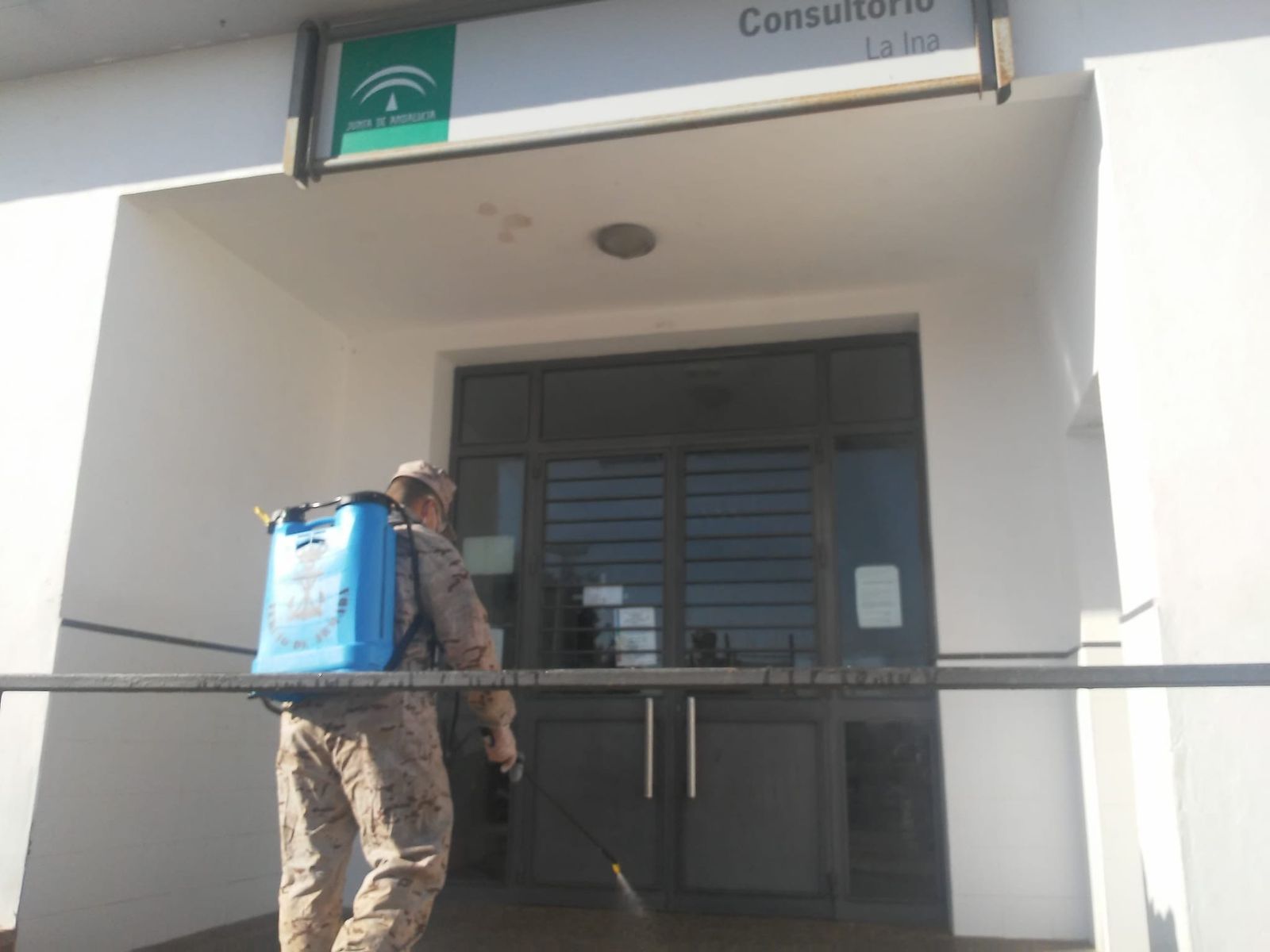 Infantes de Marina en el consultorio de La Ina.