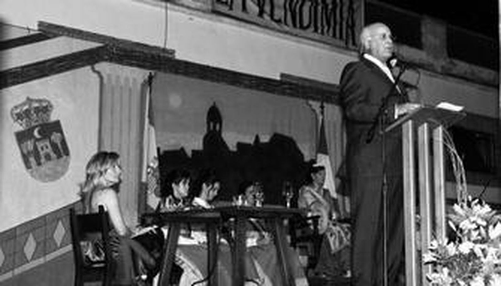 El doctor Manuel Concha pregona la Fiesta de la Vendimia bajo la atenta mirada de la vendimiadora mayor y su corte.