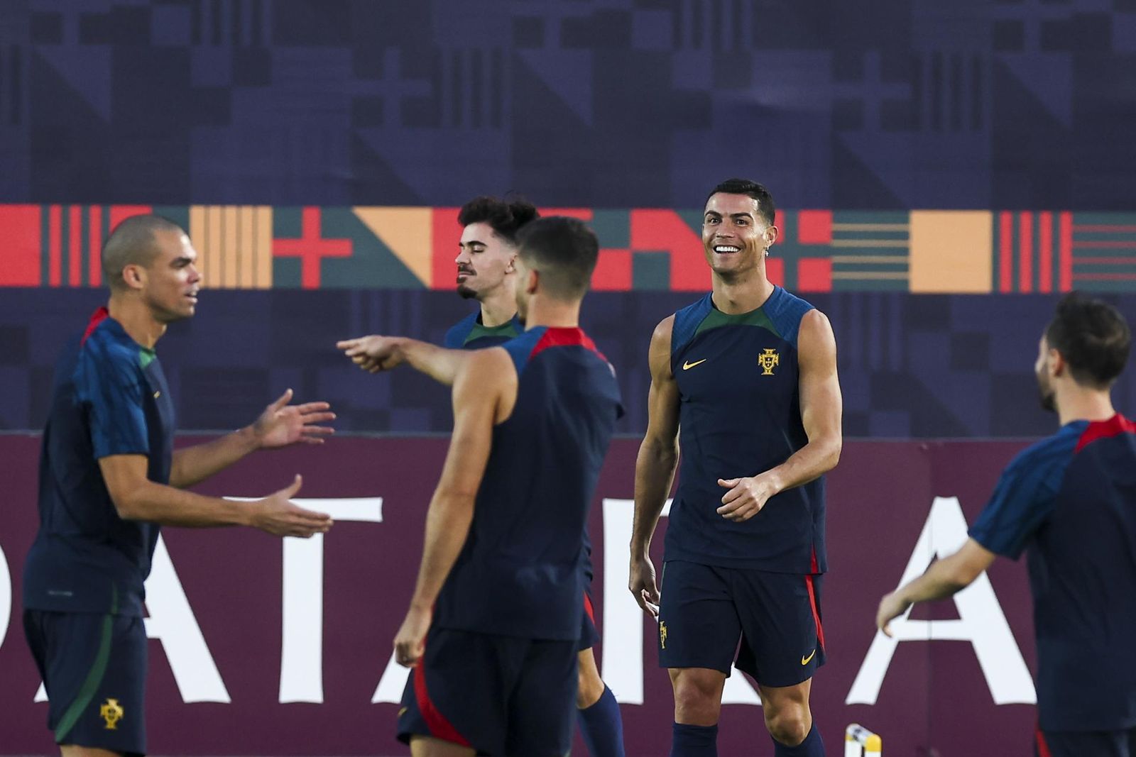 Cristiano Ronaldo sonríe durante el último entrenamiento de Portugal.