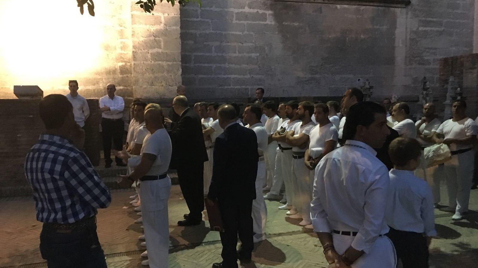 Las cuadrillas forman en el Patio de los Naranjos.