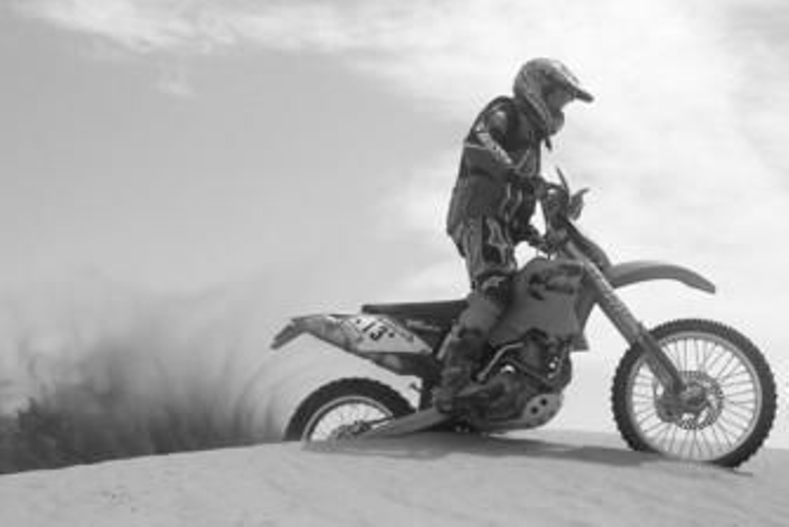 Manolo Barnés supera una duna durante el transcurso del Rally Dakar del año pasado.