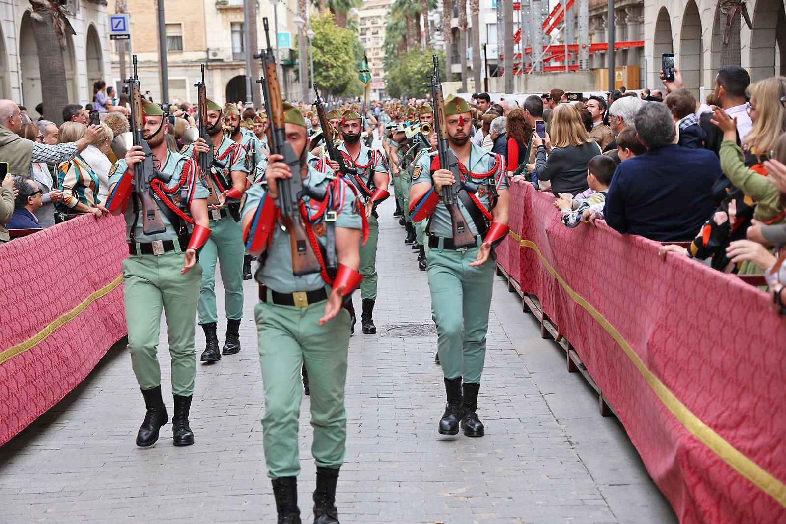 Las mejores imágenes del Sábado de Pasión en Huelva: La Legión con el Cristo de la Vera+Cruz