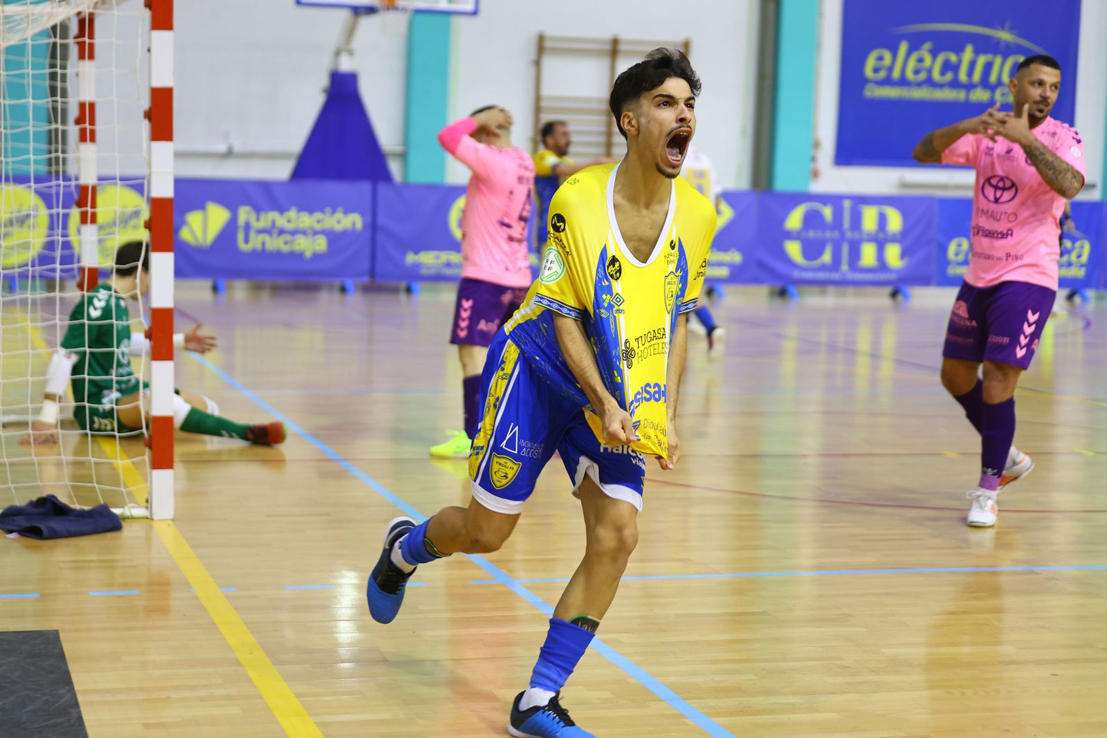 Uno de los jugadores del CD Virgili Cádiz celebra un gol ante el Xerez Toyota Nimauto.