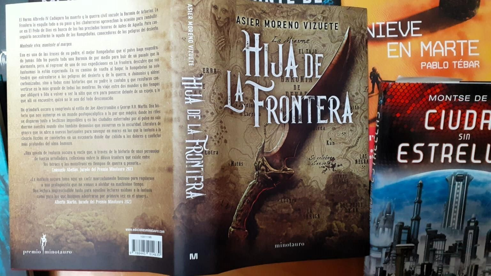 Portada y contraportada de 'Hija de la frontera'.