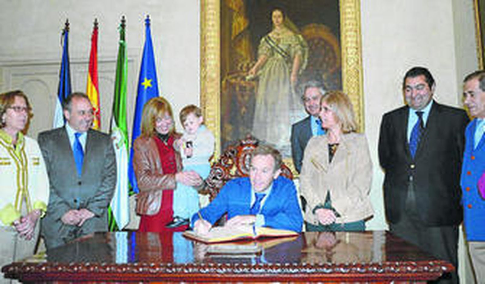 Momento en que el pregonero deja su rúbrica rodeado de familiares, alcaldesa y concejales.