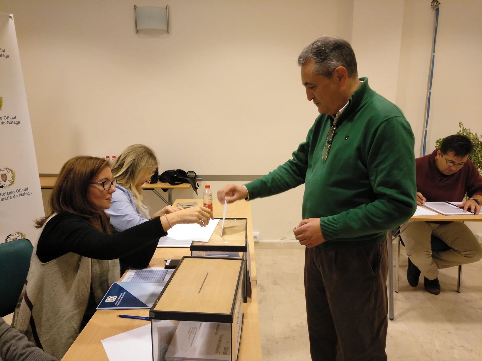 José Miguel Carrasco ejerciendo su derecho a voto.