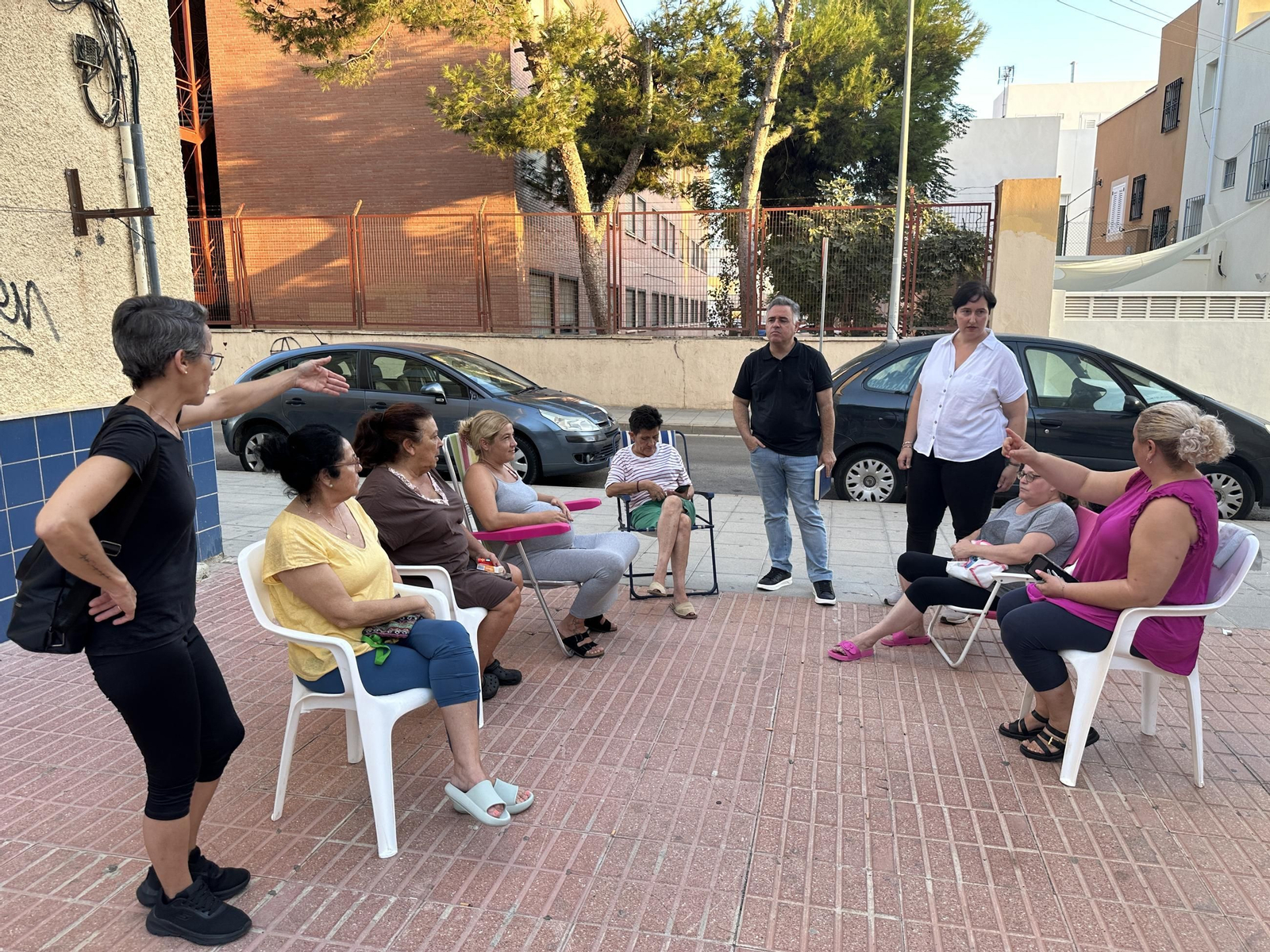 Vecinas de El Tagarete con los concejales Antonio Ruano y Lidia Compadre.