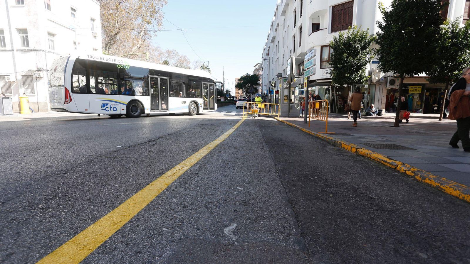Señalización de prohibido aparcar en la parada de taxis de Blas Infante, en Algeciras.