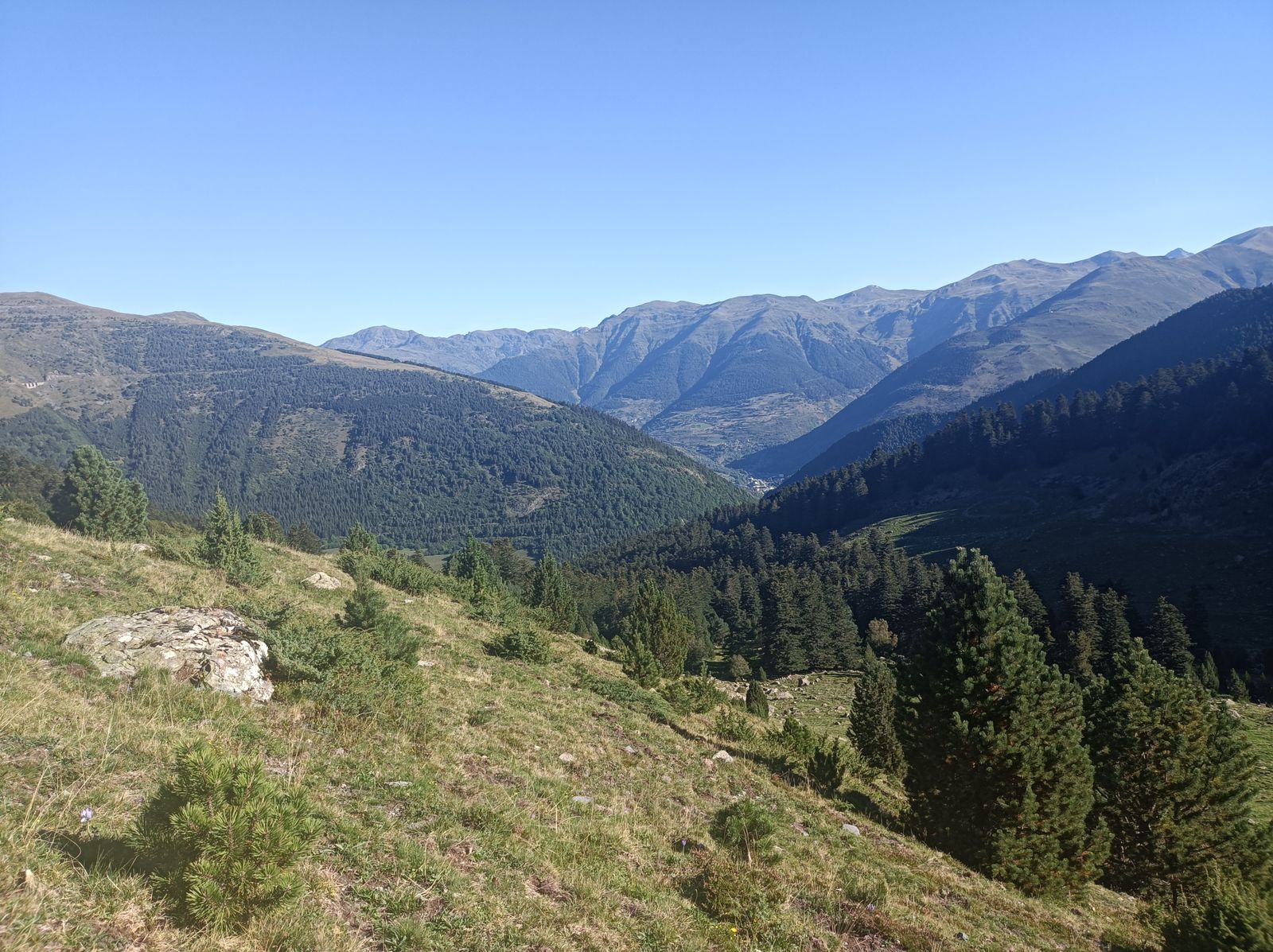 Viella, abajo del todo, en el valle.