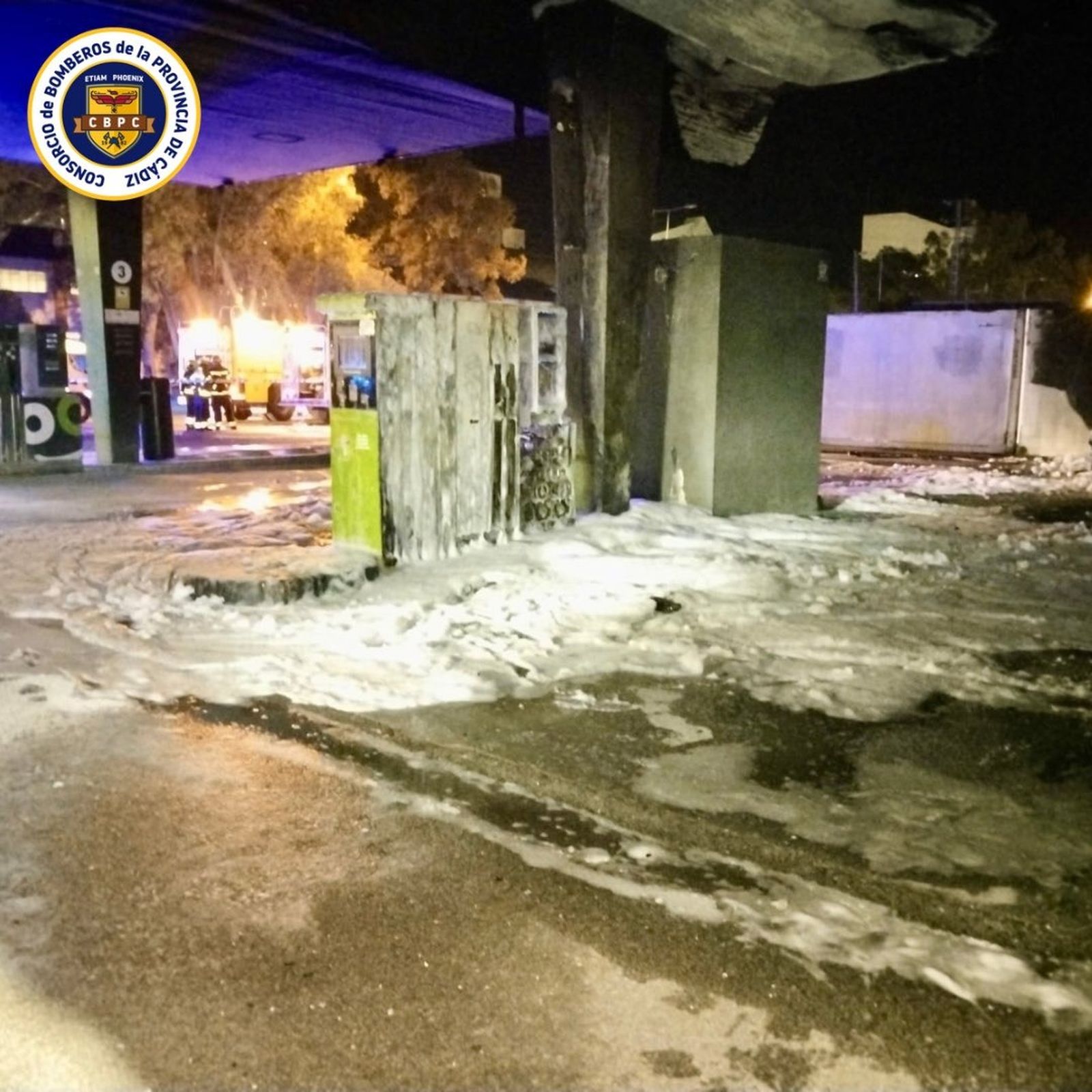 Imagen de la gasolinera incendiada en el Polígono Industrial de El Portal