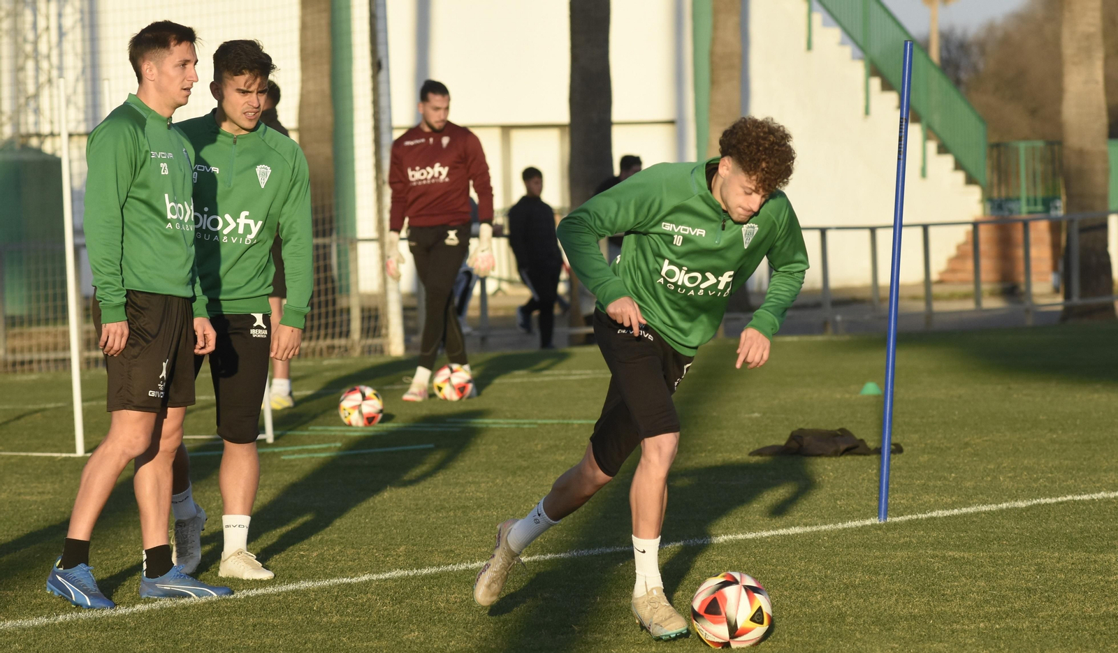 Simo golpea el balón en presencia de Carracedo y Kuki Zalazar.