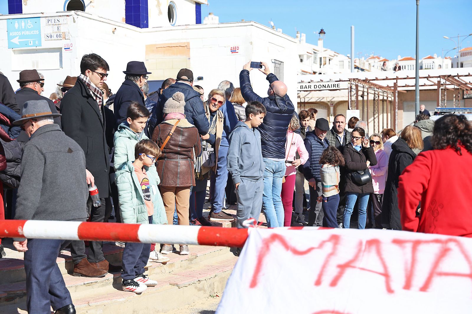 Fotografías de la concentración de los vecinos de Matalascañas tras los destrozos del paseo marítimo
