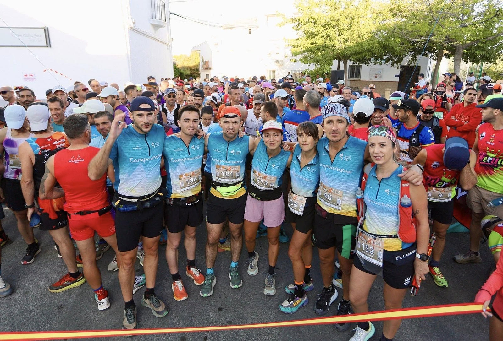 Silvia Lara, dorsal 213, junto a varios compañeros del Club Sierra Sur de Jaén.